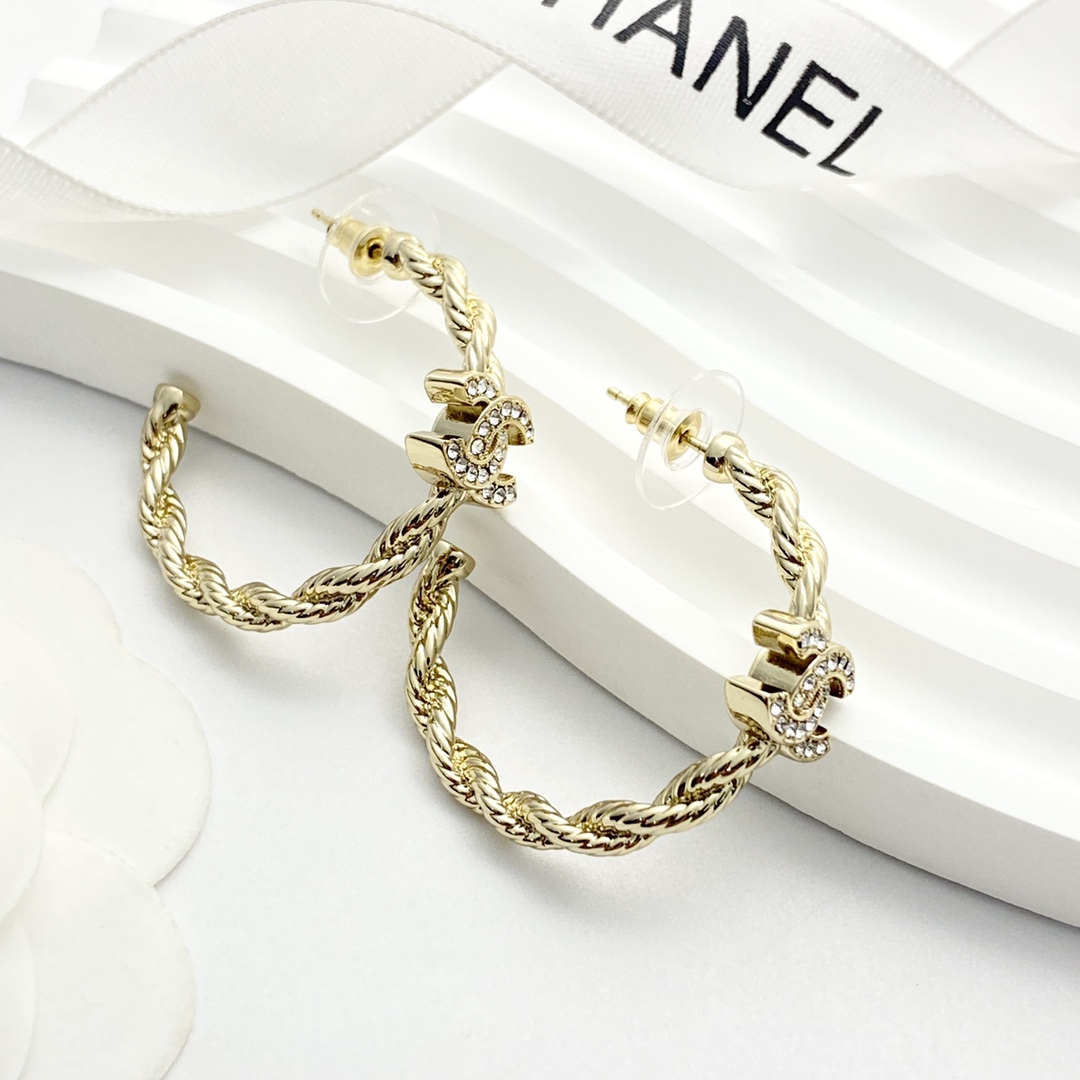 CHANEL ゴールド チェーン ダイヤモンドCCロゴ ピアス