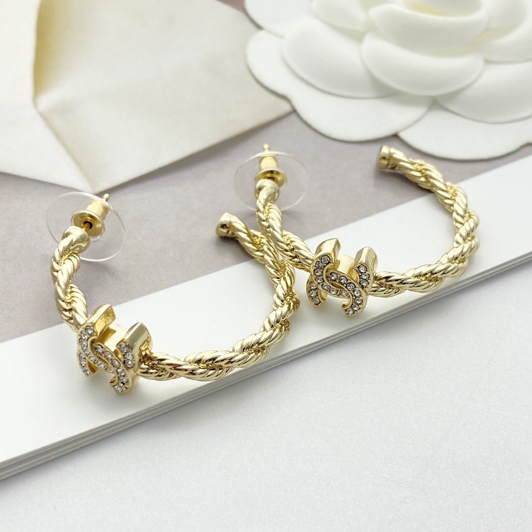 CHANEL ゴールド チェーン ダイヤモンドCCロゴ ピアス