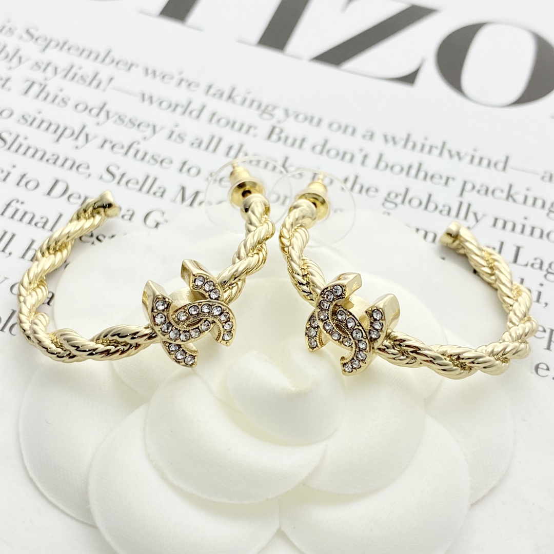 CHANEL ゴールド チェーン ダイヤモンドCCロゴ ピアス