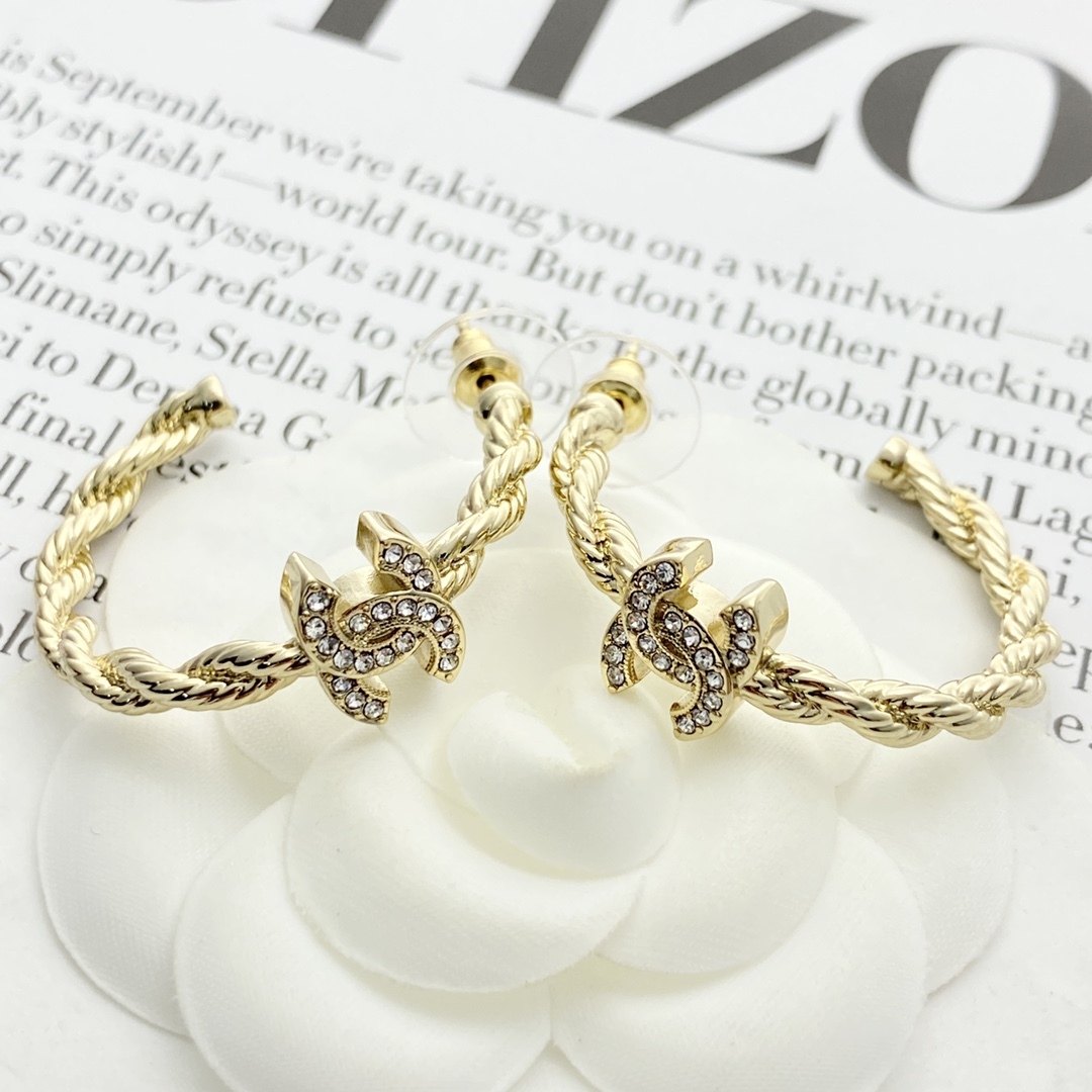 CHANEL ゴールド チェーン ダイヤモンドCCロゴ ピアス