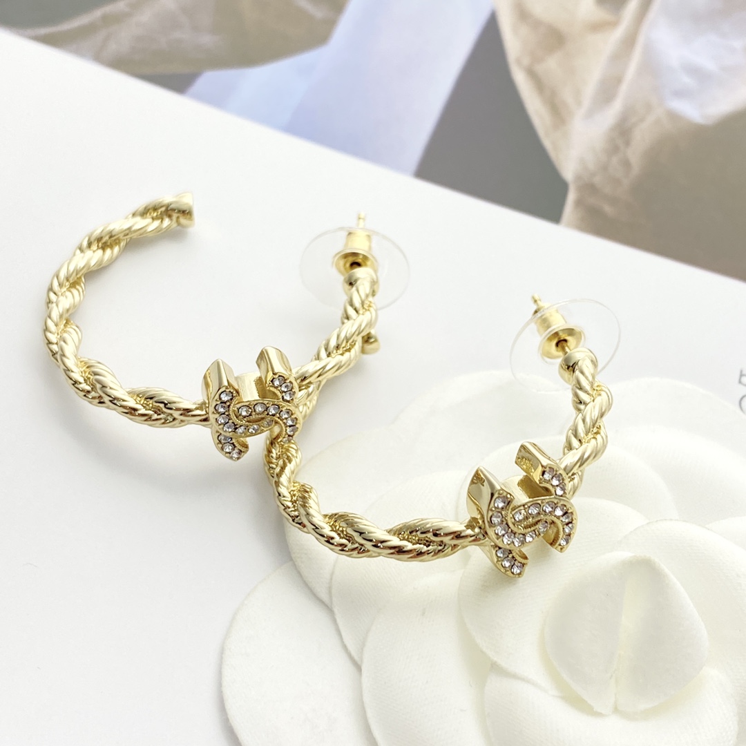 CHANEL ゴールド チェーン ダイヤモンドCCロゴ ピアス