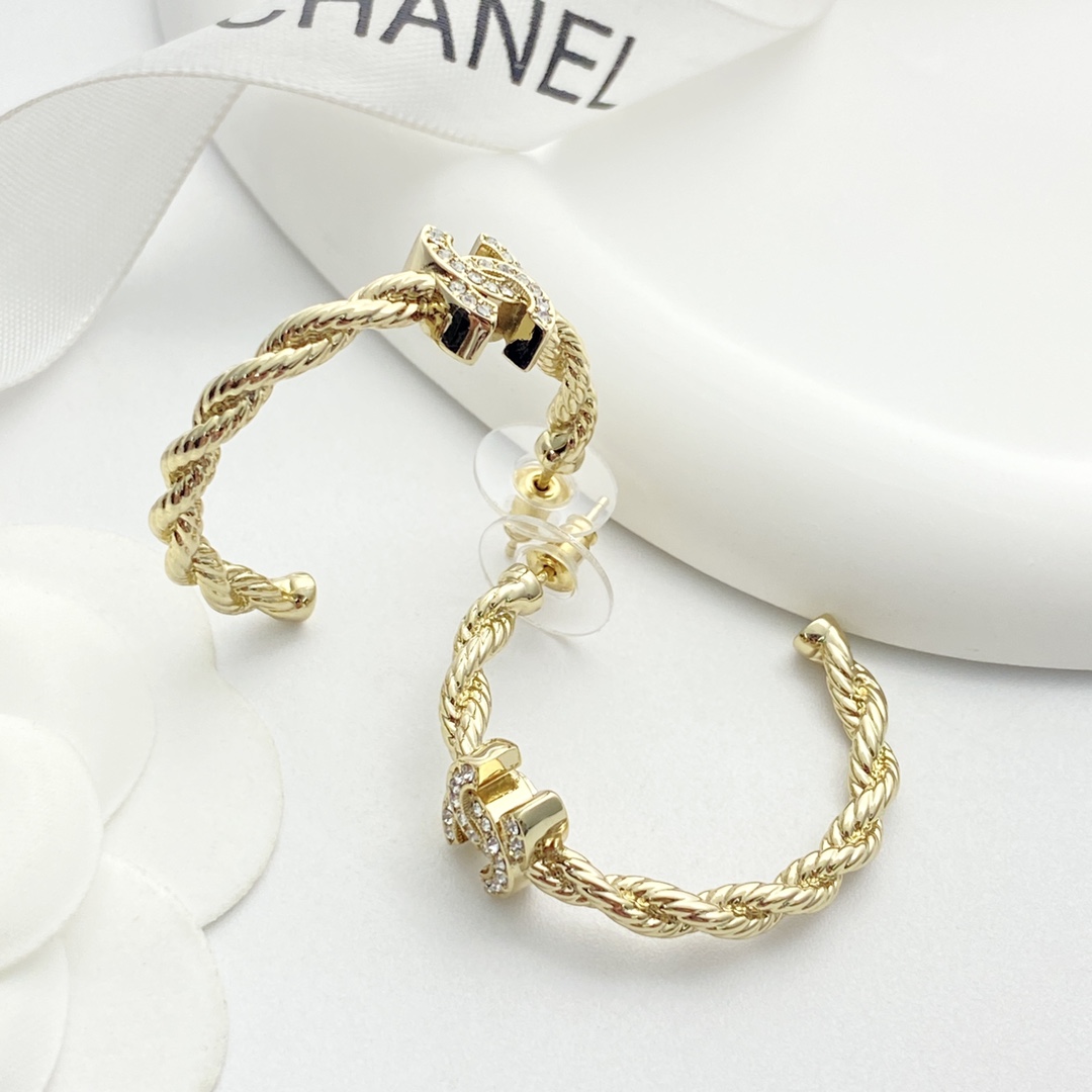 CHANEL ゴールド チェーン ダイヤモンドCCロゴ ピアス