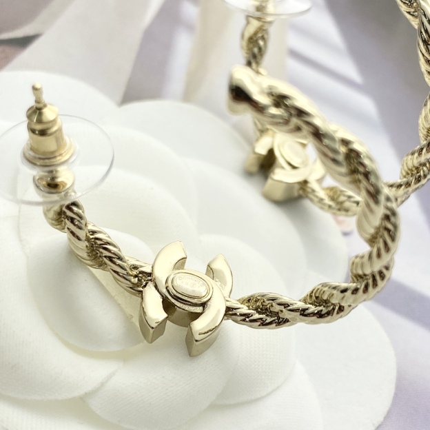 CHANEL ゴールド チェーン ダイヤモンドCCロゴ ピアス