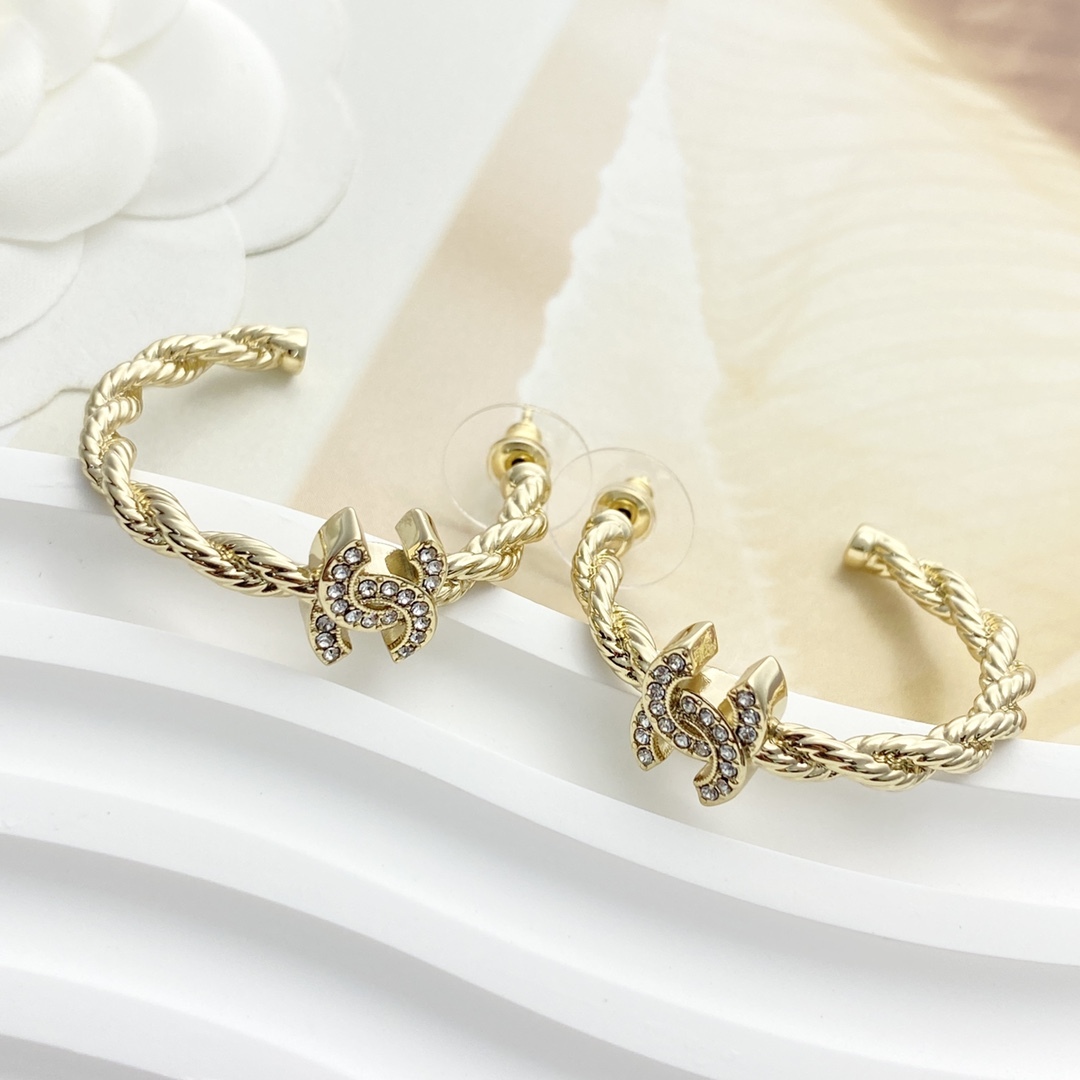 CHANEL ゴールド チェーン ダイヤモンドCCロゴ ピアス