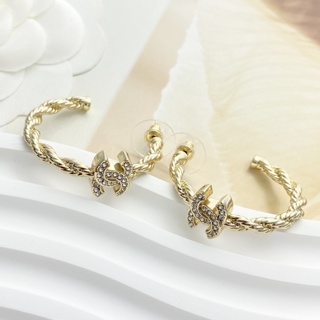 CHANEL ゴールド チェーン ダイヤモンドCCロゴ ピアス