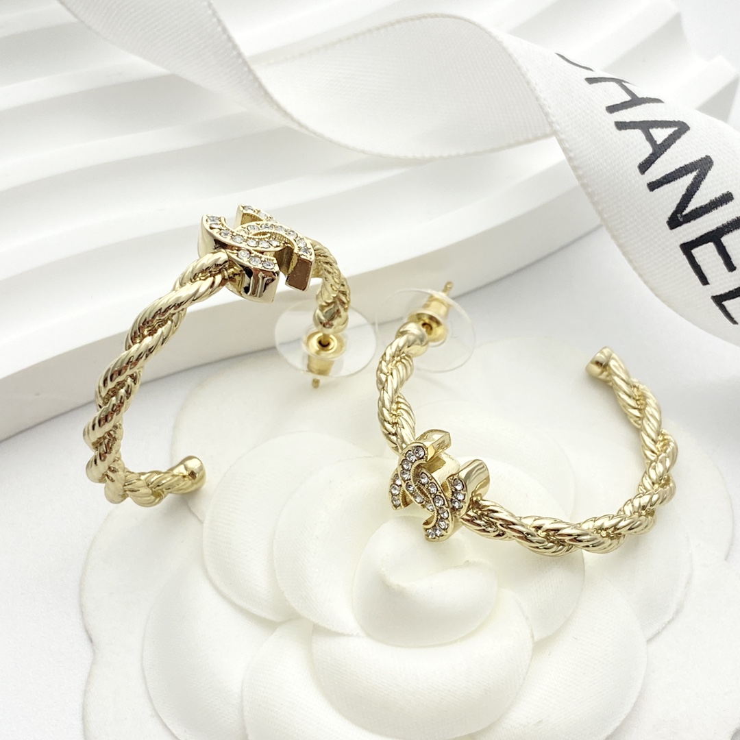 CHANEL ゴールド チェーン ダイヤモンドCCロゴ ピアス