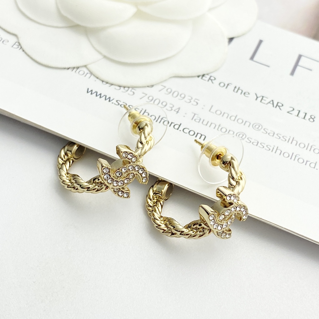 CHANEL ゴールド チェーン ダイヤモンドCCロゴ ピアス