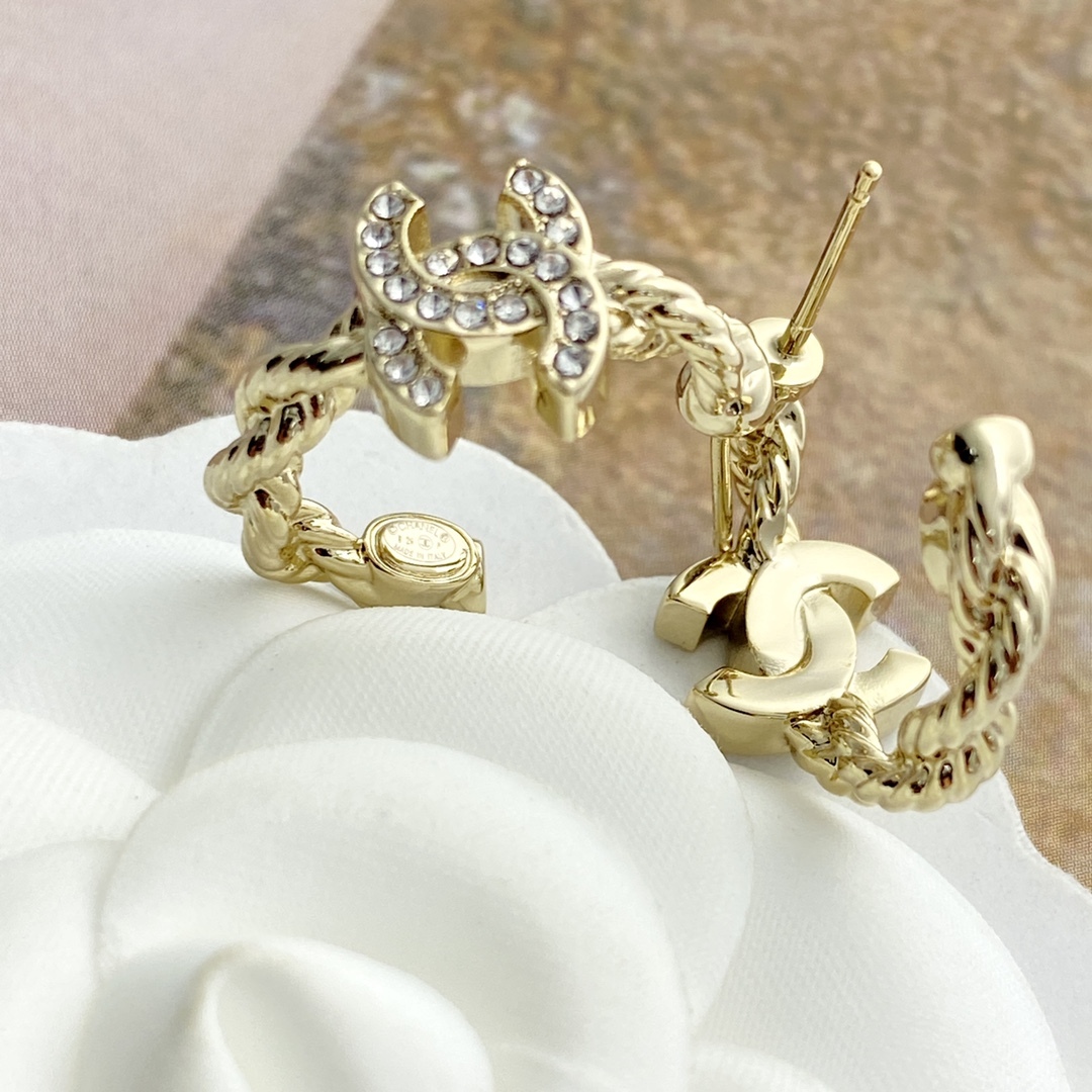 CHANEL ゴールド チェーン ダイヤモンドCCロゴ ピアス