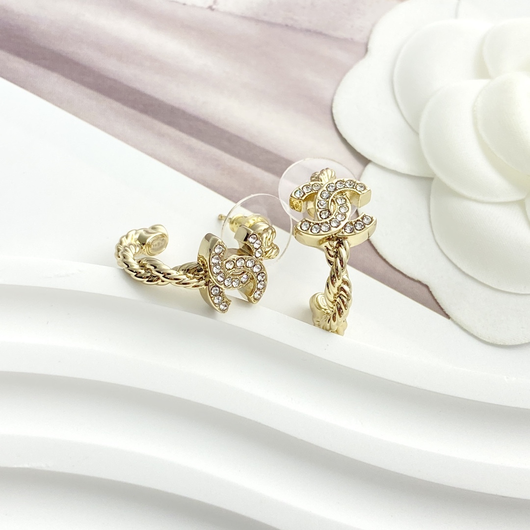 CHANEL ゴールド チェーン ダイヤモンドCCロゴ ピアス