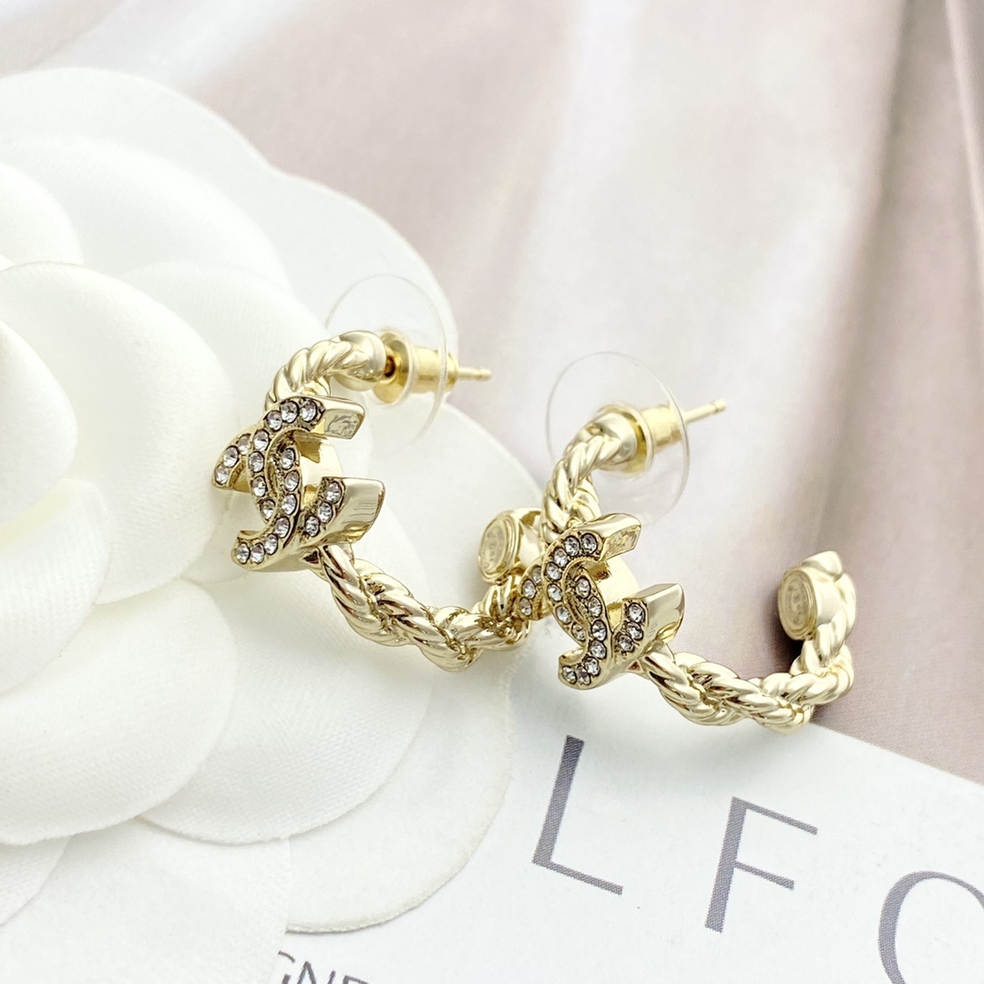 CHANEL ゴールド チェーン ダイヤモンドCCロゴ ピアス