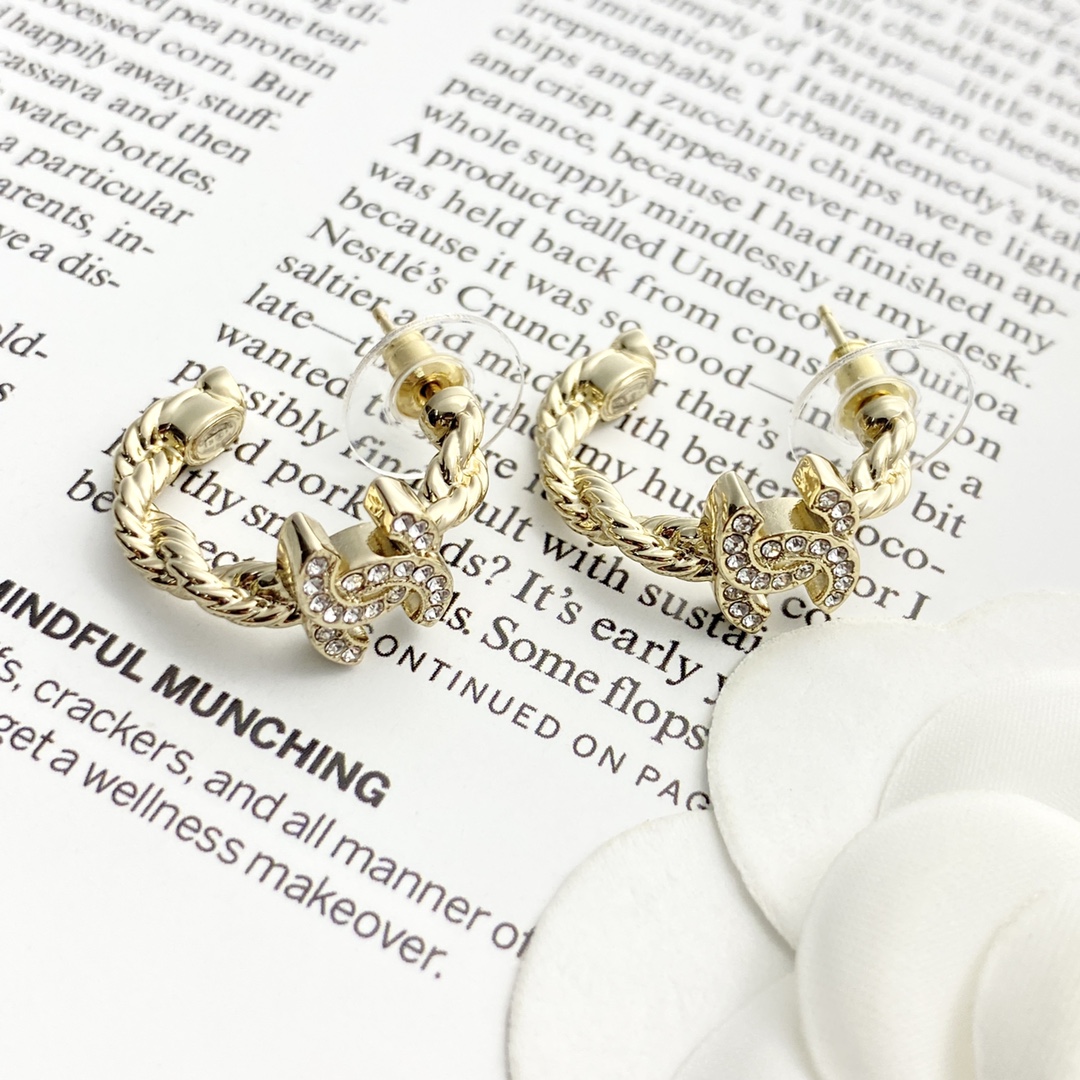 CHANEL ゴールド チェーン ダイヤモンドCCロゴ ピアス