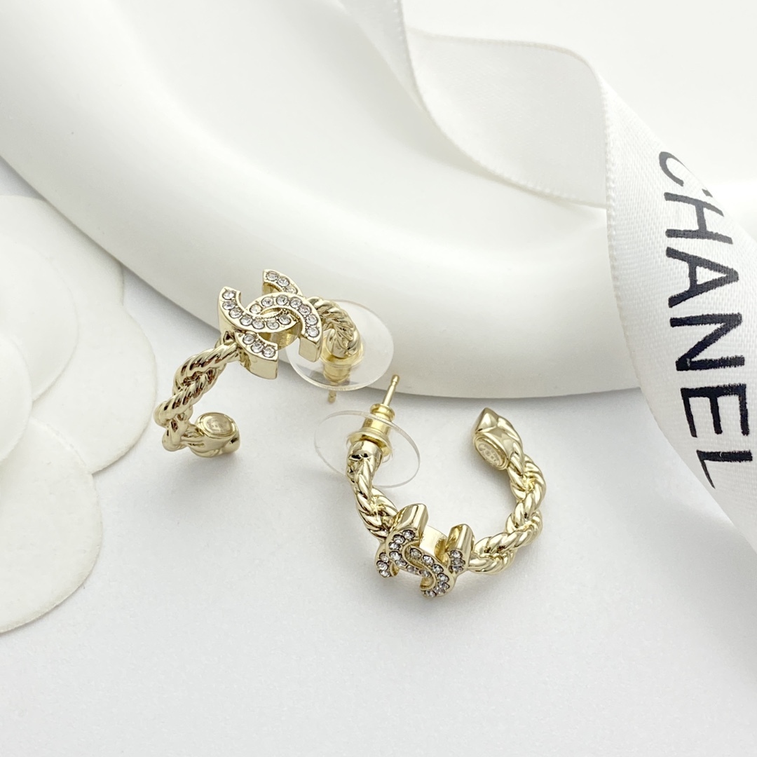 CHANEL ゴールド チェーン ダイヤモンドCCロゴ ピアス