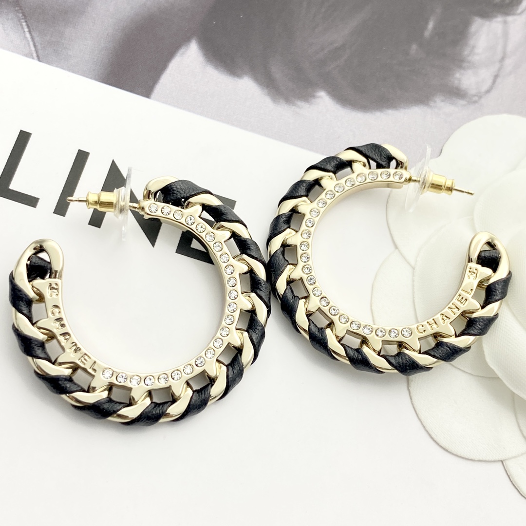 CHANEL インスパイア レザー&チェーン カフ式イヤリング 「CHAN 26」