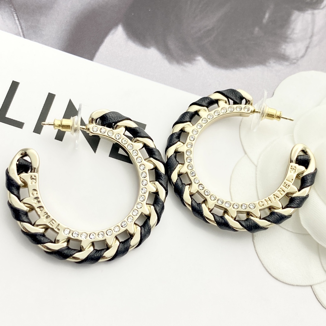 CHANEL インスパイア レザー&チェーン カフ式イヤリング 「CHAN 26」