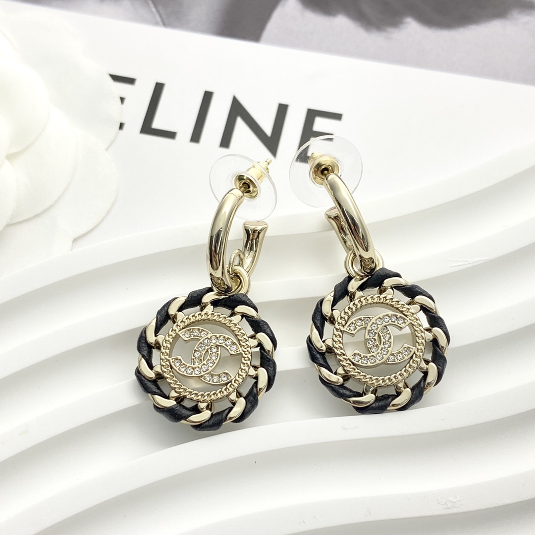 CHANEL ブラック&ゴールド レザー&チェーン フラワーCC イヤリング