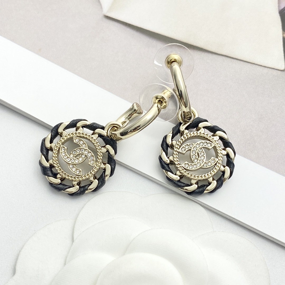 CHANEL ブラック&ゴールド レザー&チェーン フラワーCC イヤリング