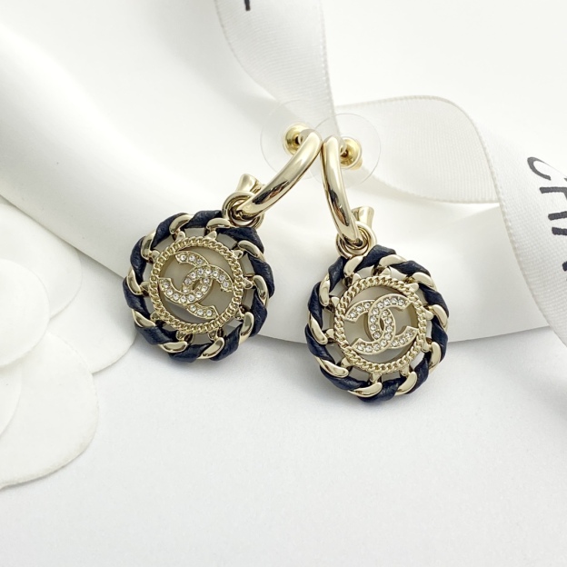 CHANEL ブラック&ゴールド レザー&チェーン フラワーCC イヤリング