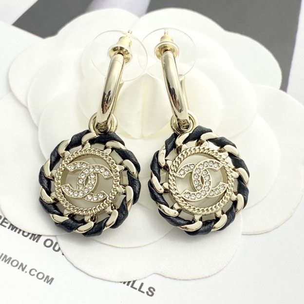 CHANEL ブラック&ゴールド レザー&チェーン フラワーCC イヤリング