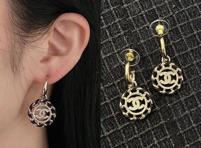 CHANEL ブラック&ゴールド レザー&チェーン フラワーCC イヤリング