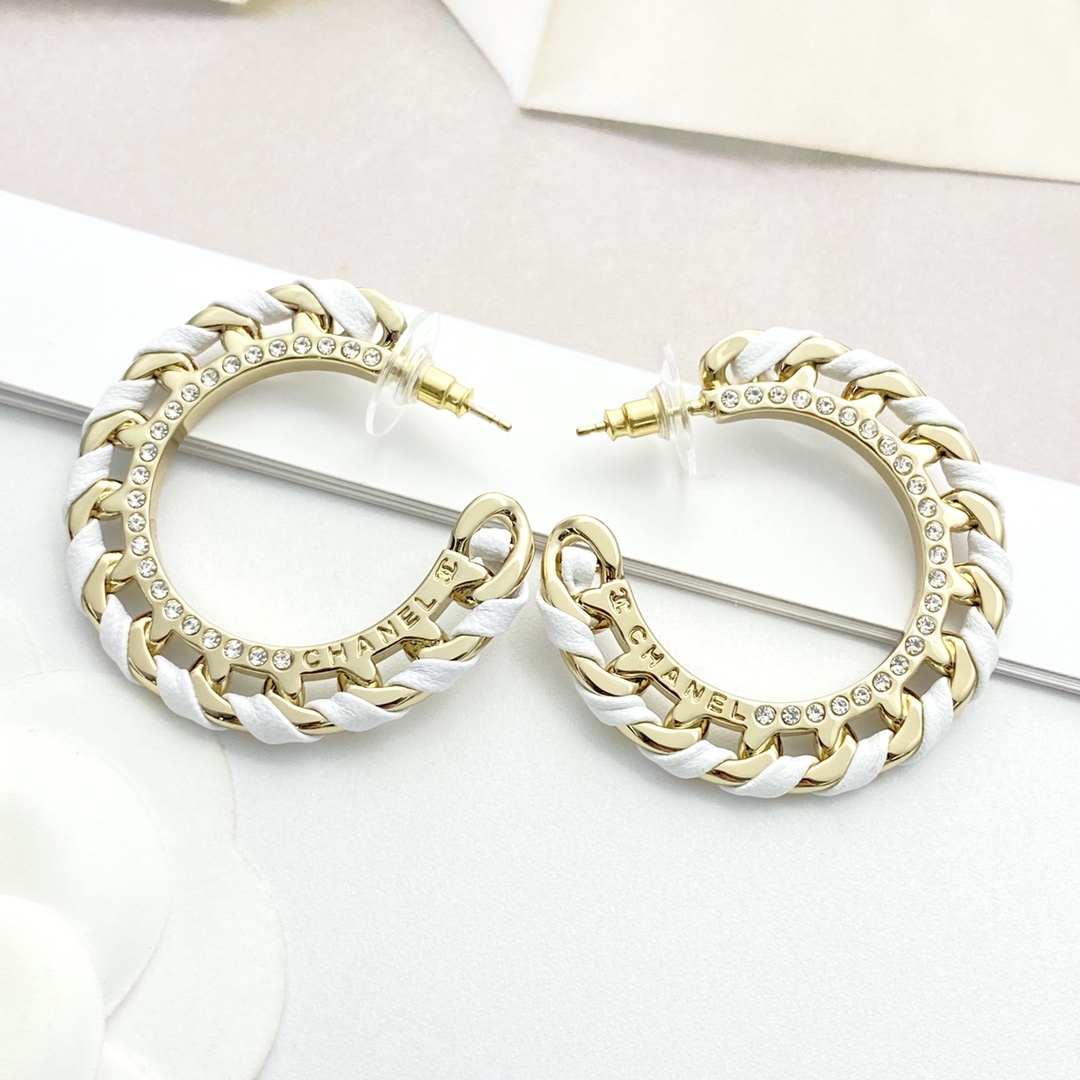 CHANEL インスパイア レザー&チェーン カフ式イヤリング 「CHAN 26」