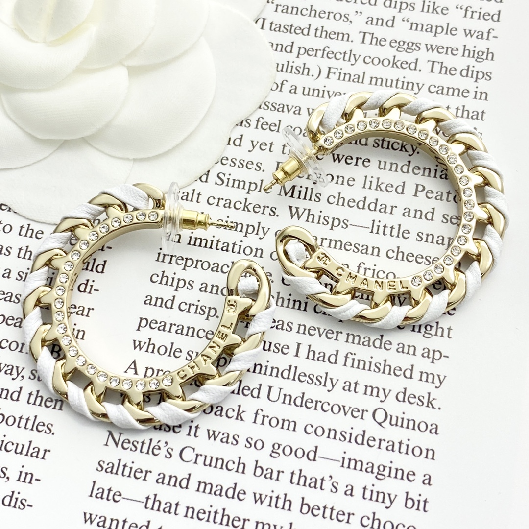 CHANEL インスパイア レザー&チェーン カフ式イヤリング 「CHAN 26」