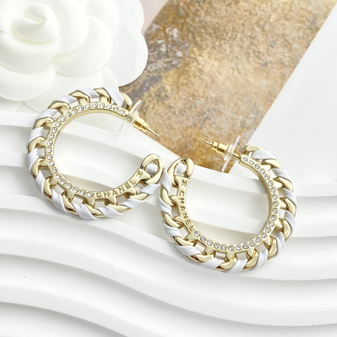 CHANEL インスパイア レザー&チェーン カフ式イヤリング 「CHAN 26」