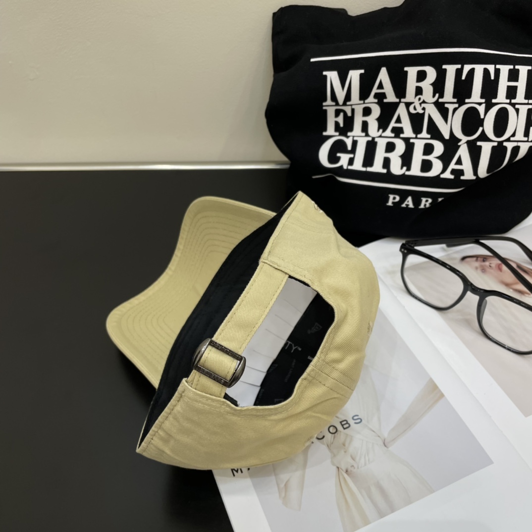 YVES SAINT LAURENT エンブロイダード キャップ