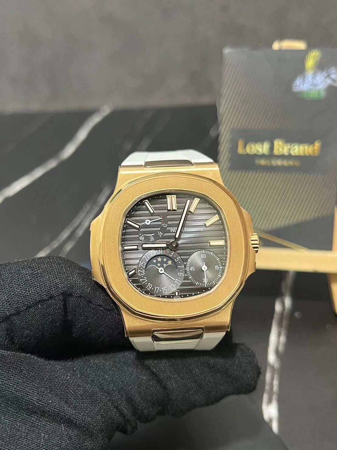 Patek Philippe 百达翡丽 PP表Nautilus 渐层黑色横条纹面盘 玫瑰金 5712R-001