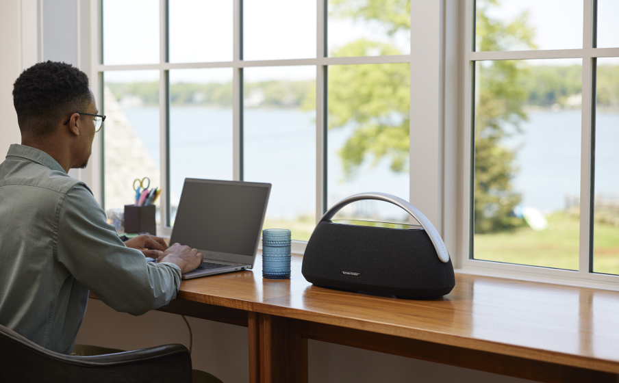 feature Superiorsoundperformancewiththreewayspeakers