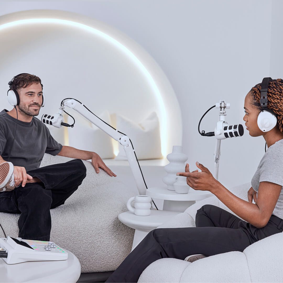 Two people recording podcast with white R&Oslash;DE products