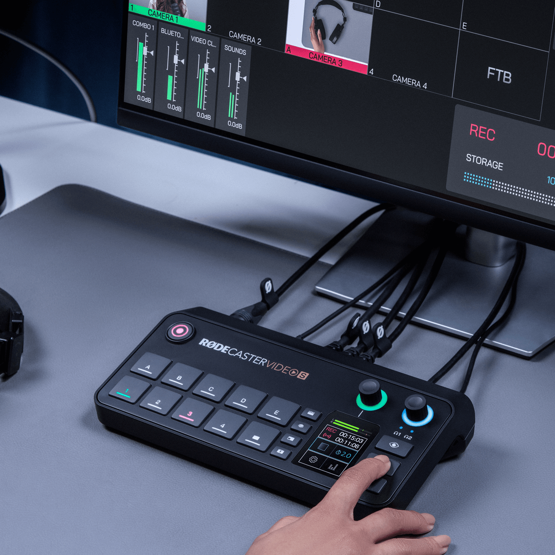 Person using R&Oslash;DECaster Video setup to broadcast cooking show