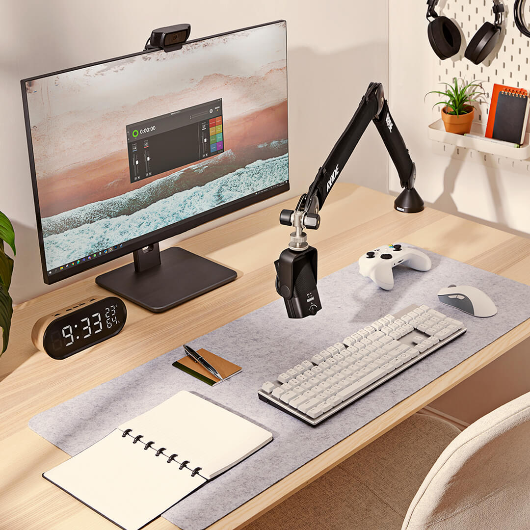 NT-USB Mini mounted on PSA1+ in front of computer with R&Oslash;DE Connect