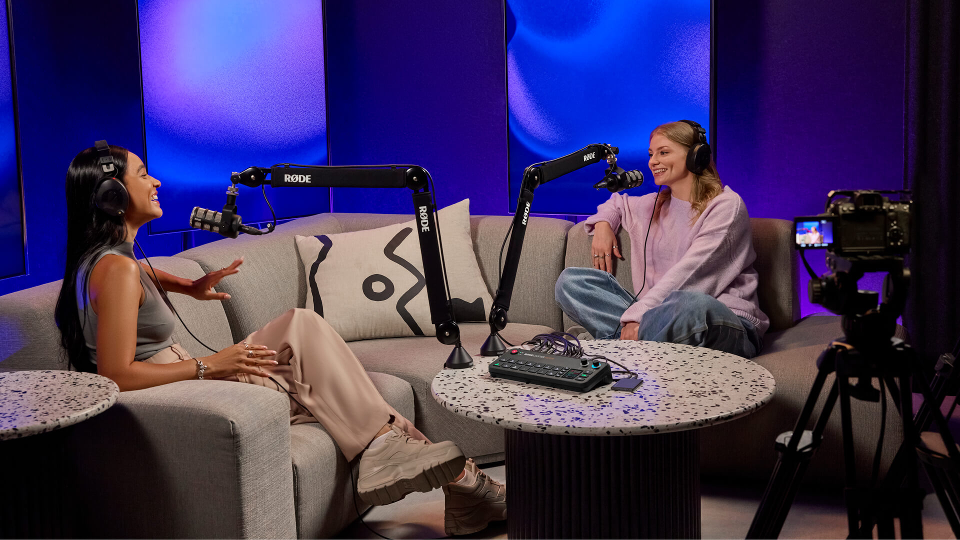 Image: R&Oslash;DECaster Video couch setup