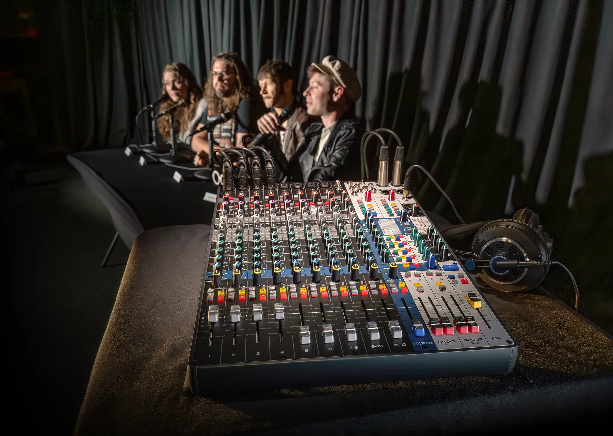 Soundcraft Signature Plus 16 Analog Connected Mixing Console with 16 Input Channels