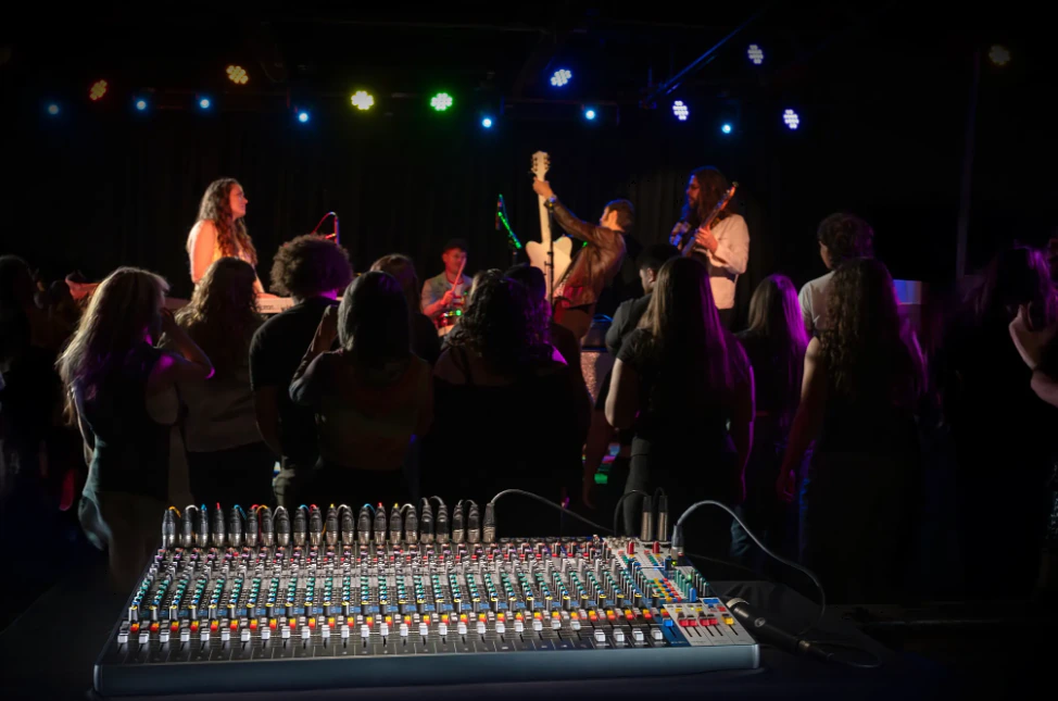 Soundcraft Signature Plus 32 Analog Connected Mixing Console with 32 Input Channels