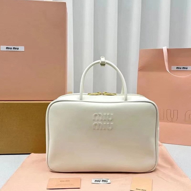 柔らかなスムースレザー MIUMIU/ミュウミュウ 洗練されたレザー トップハンドルバッグ