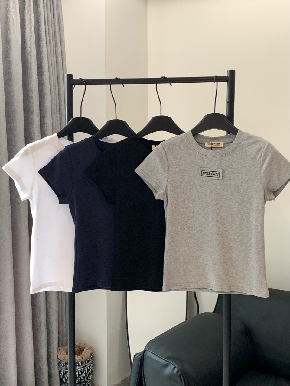 MIUMIU 2025春夏新作 クラシックアップリケ刺繍文字入り 半袖レディースTシャツ 4色