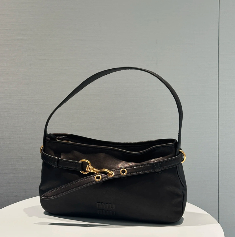 《大人かわいい》2025新作 MiuMiu/ミュウミュウ アバンチュール ナッパレザー バッグ