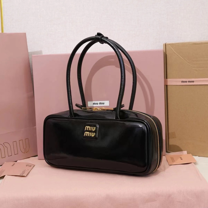 【完売必至】MIUMIU/ミュウミュウ ショルダーバッグ ロゴメタル