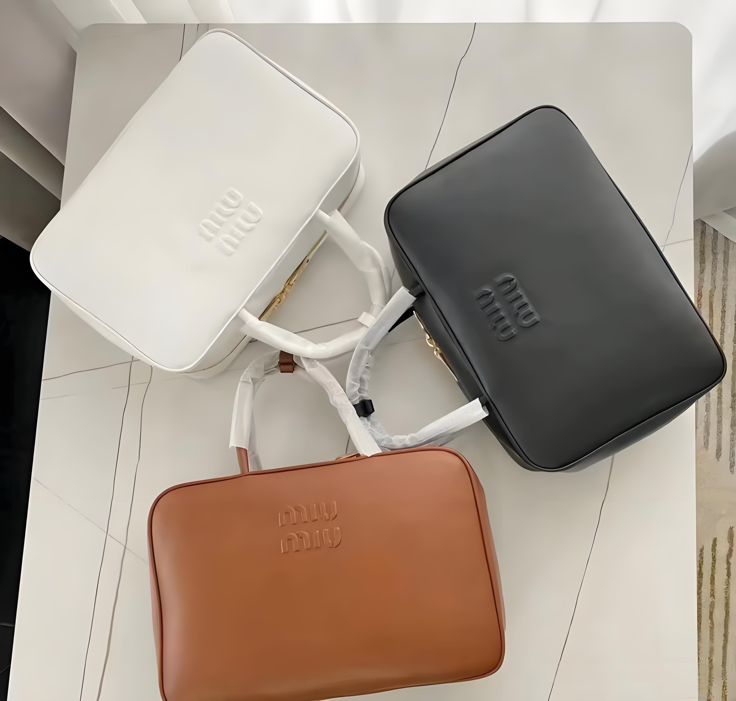 柔らかなスムースレザー MIUMIU/ミュウミュウ 洗練されたレザー トップハンドルバッグ