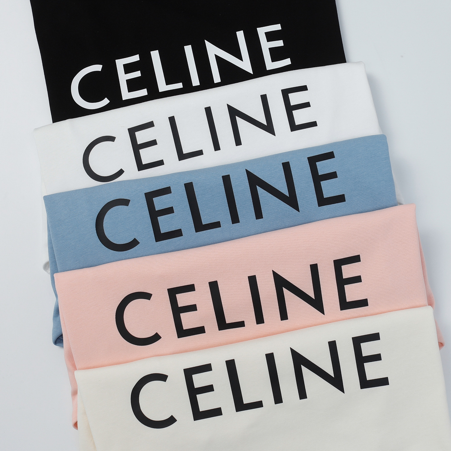 2025年春夏新作 リサ・セイムスタイル【CELINE】セリーヌ クラシックレター半袖Tシャツ
