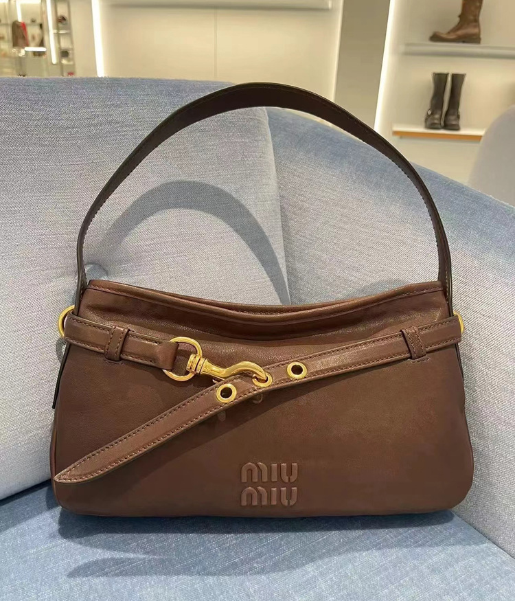 《大人かわいい》2025新作 MiuMiu/ミュウミュウ アバンチュール ナッパレザー バッグ