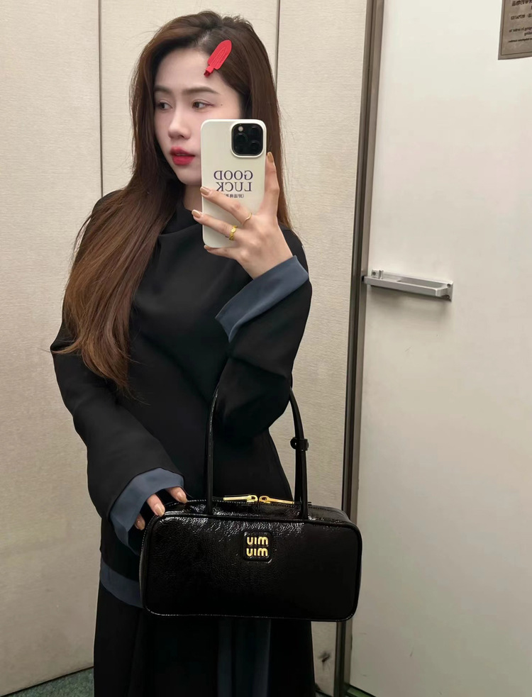 【完売必至】MIUMIU/ミュウミュウ ショルダーバッグ ロゴメタル