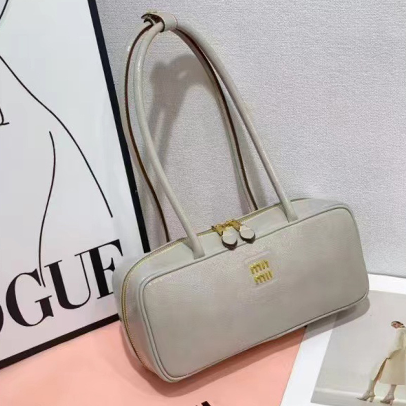 【完売必至】MIUMIU/ミュウミュウ ショルダーバッグ ロゴメタル