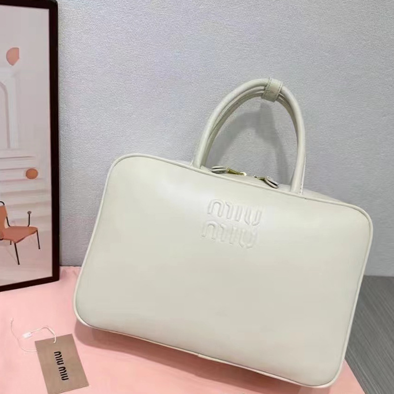 柔らかなスムースレザー MIUMIU/ミュウミュウ 洗練されたレザー トップハンドルバッグ
