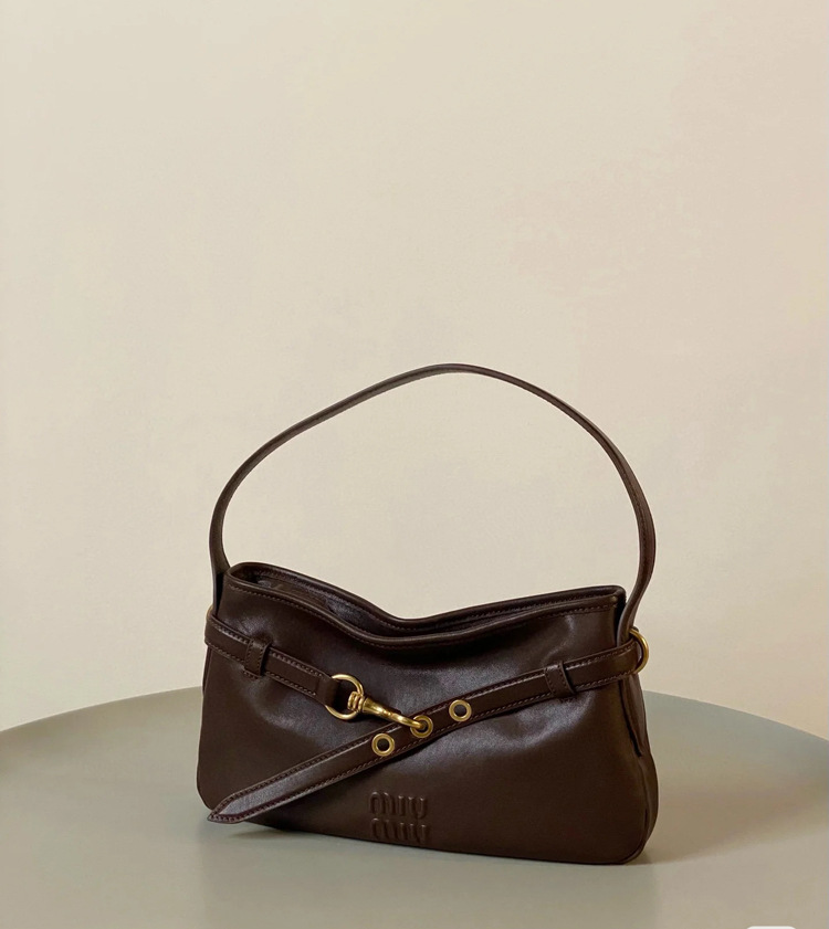 《大人かわいい》2025新作 MiuMiu/ミュウミュウ アバンチュール ナッパレザー バッグ