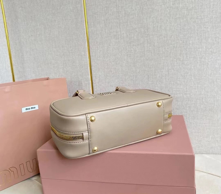 【入手困難/大人気】☆MIUMIU★ミュウミュウ アルカディ ハンドバッグ