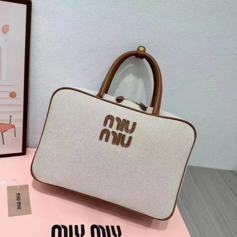 柔らかなスムースレザー MIUMIU/ミュウミュウ 洗練されたレザー トップハンドルバッグ