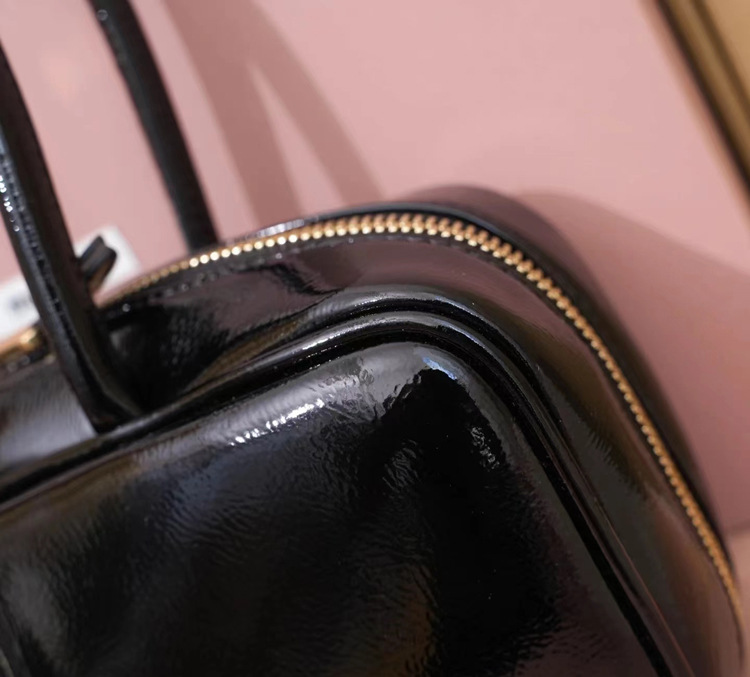 【完売必至】MIUMIU/ミュウミュウ ショルダーバッグ ロゴメタル