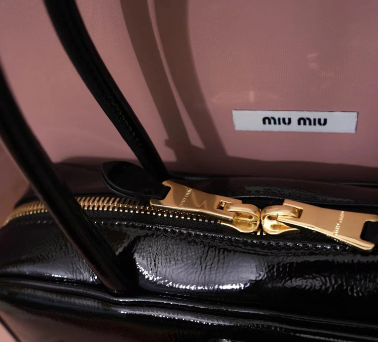 【完売必至】MIUMIU/ミュウミュウ ショルダーバッグ ロゴメタル